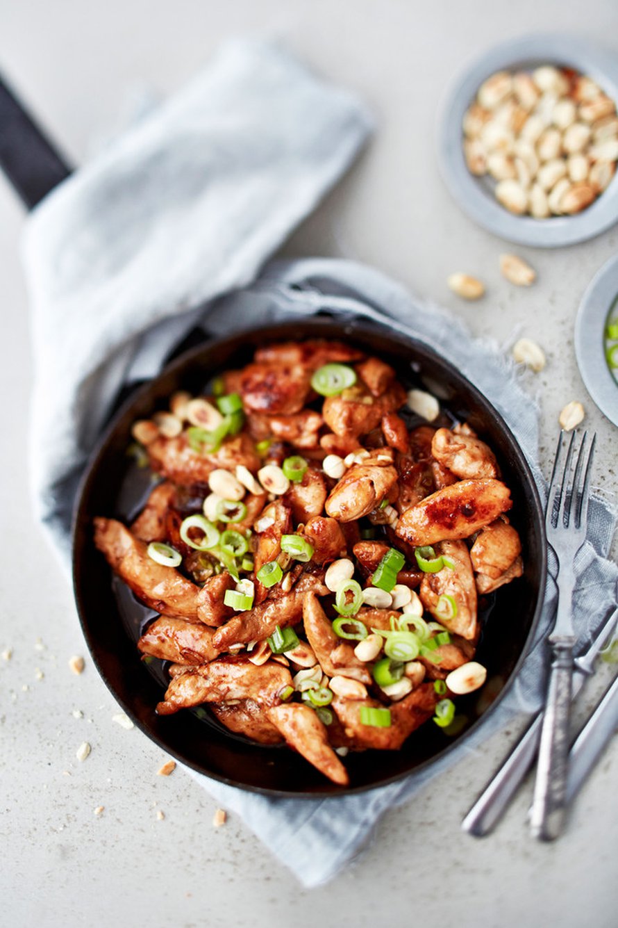 Tulinen kung pao viimeistellään maapähkinällä. Kuva: <span class="photographer">Reetta Pasanen</span>