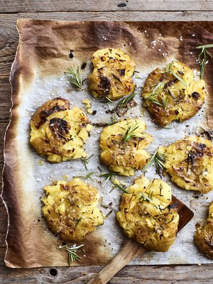 Litistetyt, uunissa rapeaksi paahdetut perunat eli mäiskypotut on maustettu tryffelillä.