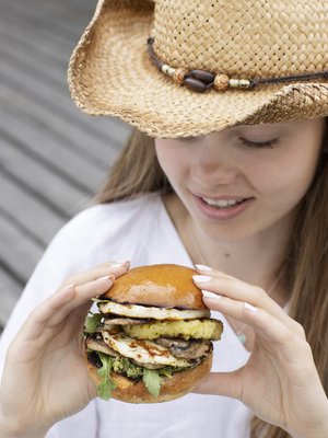 Herkullinen ananashampurilainen on niin helppo, että sen kanssa pärjää myös ensimmäisen aurinkoisen päivän piknikillä. Sekoita vain salsa verde valmiiksi rasiaan ja laita sienet maustumaan.