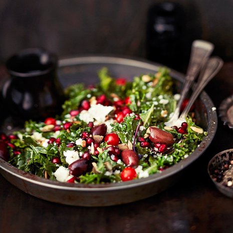 Lämmin lehtikaali-granaattiomenasalaatti on nopea talvi-illan herkku. Resepti: Sanna Kekäläinen