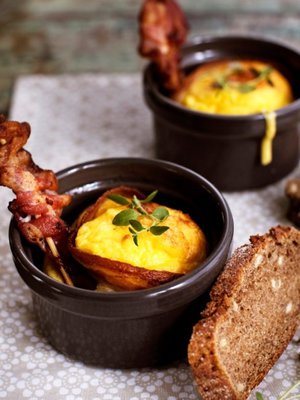 Huonokin aamu kirkastuu hetkessä, kun joku kiikuttaa eteen näin maukkaan aamupalan. Kuva: <span class="photographer">Panu Pälviä.</span>