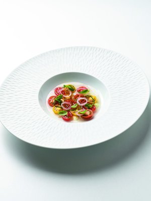 Seljankukalla marinoidut tomaatit säväyttävät tähtikokki Anni Peräkylän annoksessa. Kuva Santeri Stenvall, lautanen E. Ahlström.