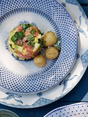 Tarjoa tartarin kanssa uusia perunoita, niin edessäsi on mitä kesäisin alkupala. Kuva: <span class="photographer">Arto Vuohelainen.</span>