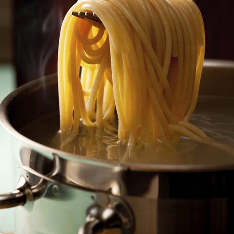 Pastan kiehuessa on juuri sopivasti aikaa "kastikeainesten" silppuamiseen. Kuva: Istockphoto.