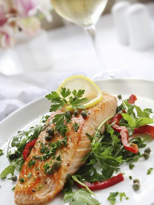 Kun lohi on grillattu, saa viinissäkin olla runsautta ja luonnetta. Kuva: <span class="photographer">Istockphoto.</span>