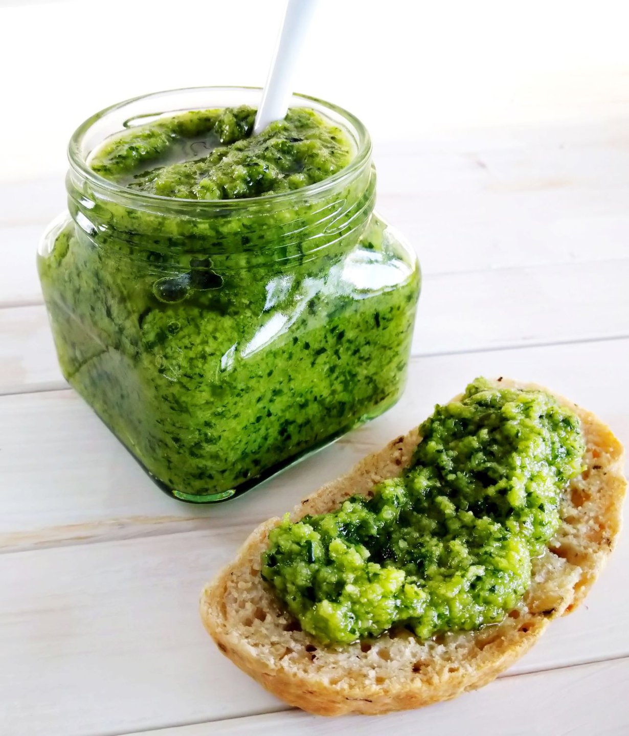 Vegaaninen pesto maistuu herkulliselta perinteiseen tapaan leivän päällä
