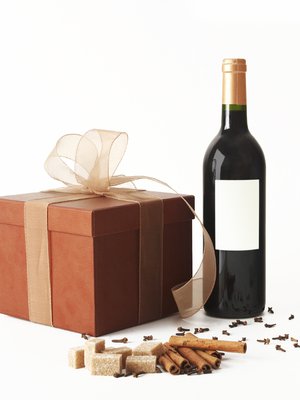 Herkuista pitävä ilahtuu lahjasta, jossa on mietitty viinin ja ruuan yhdistelmä. Kuva: <span class="photographer">iStock</span>