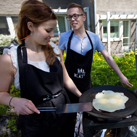 Susanna Kuusisto ja Kari Hyvärinen tarjoilivat pop-up-ravintolassaan plättyjä. Kuva: <span class="photographer">Marinella Ruusunen.</span>