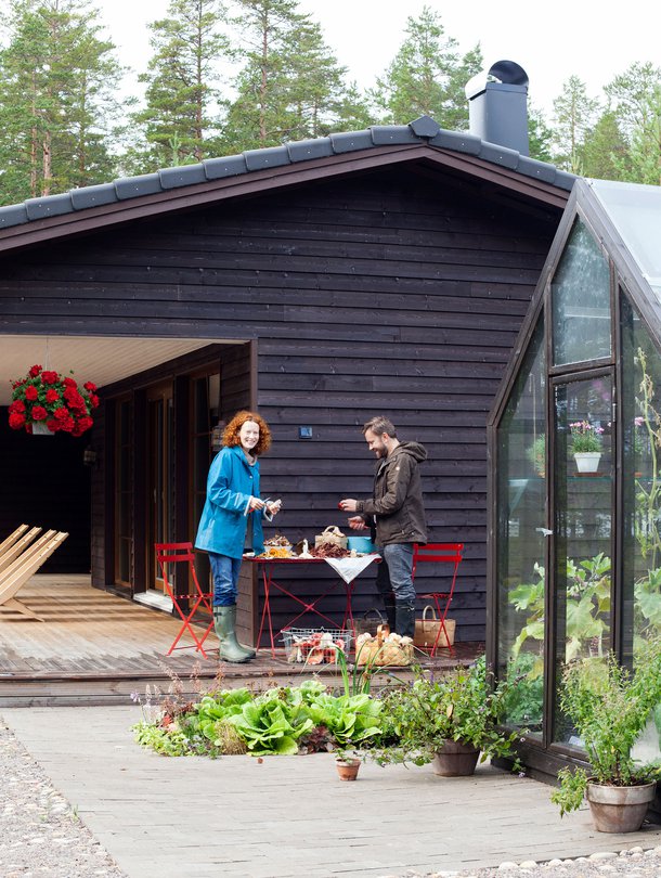 Saimi Hoyer ja Petri Salmela tekivät intohimoisen sienikirjan. Kuva: <span class="photographer">Tuomas Kolehmainen.</span>