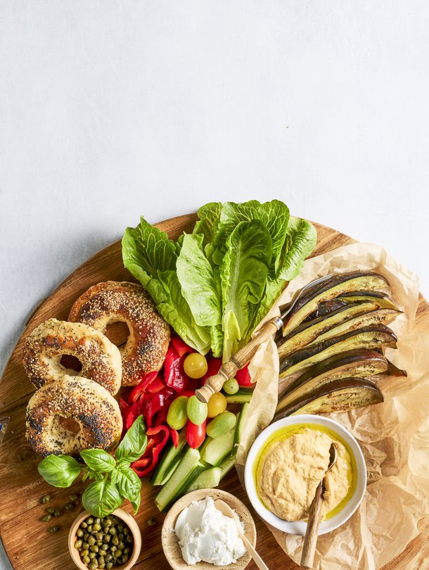 Bagelitarjottimella voi olla vaikkapa pehmeää vuohenjuustoa, hummusta, pannulla paahdettuja munakoisoviipaleita sekä tuoretta kurkkua, tomaattia ja paprikaa.