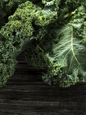 Missä kaksi terveysintoilijaa kohtaa, siellä puhutaan lehtikaalista. Kuva: <span class="photographer">Istockphoto</span>