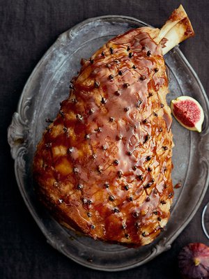 Vaahterasiirapilla glaseerattu kinkku. Kuva: <span class="photographer">Reetta Pasanen</span>