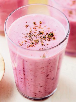 Taatelit makeuttavat puolukkasmoothien, banaani tekee juomasta samettista. KUVA Tuomas Kolehmainen