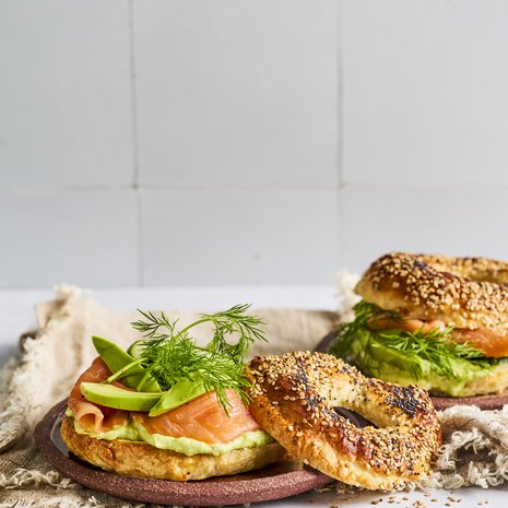 Klassisimmat bagelien täytteet ovat avokado ja kylmäsavulohi. Kokeile myös soseuttaa avokadon joukkoon piparjuurituorejuustoa.