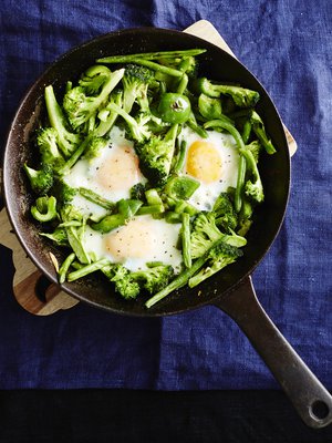 Jos et jaksa perjantaina työviikon jälkeen käyttää aikaa kokkaamiseen, tee nopea munapannu. Kuva: <span class="photographer">Tuomas Kolehmainen</span>