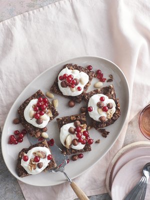 Somehitiksikin noussut herkullinen kaurapaistos on jotain kakun ja uunipuuron väliltä.