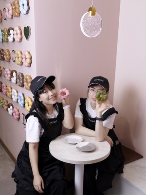 Donitsiseinä koristaa Kelly Guon ja Lulu Wangin kahvilaa.