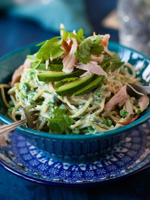 Vihreällä broilerispagetilla saat värikkään alun viikolle. Kuva: <span class="photographer">Pia Inberg.</span>