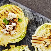 Grillatuille kaaleille voi murentaa vähän fetaa tai muuta juustoa. Kuva: <span class="photographer">Panu Pälviä</span>