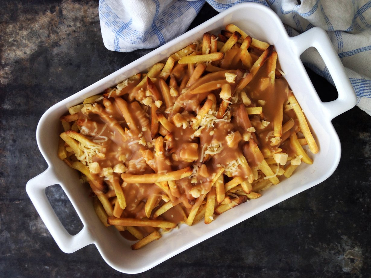 Poutinesta voi tehdä ison version vuokaan tai sen voi jakaa suoraan lautasille annoksiksi