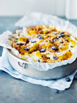 Mustikat uppoavat  jäiseen juustokakkuun. 
Kuva Reetta Pasanen