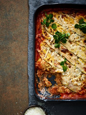 Kesäkurpitsalasagnesta saa helposti vegaanisen.