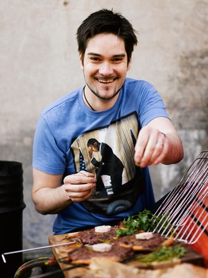 Hiiligrillillä ruokaan tulee oikea maku, sanoo Henri Alén. Kuva: <span class="photographer">Sami Repo.</span>