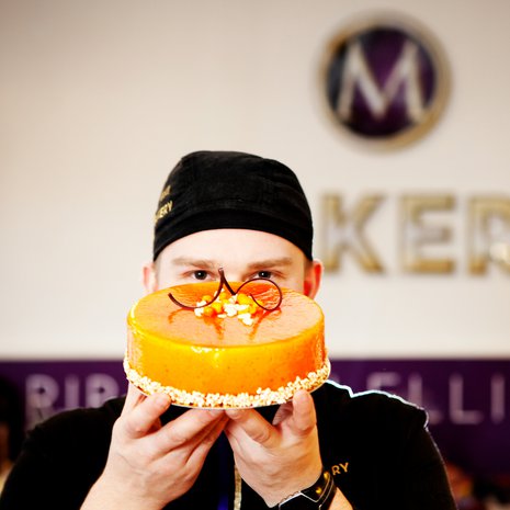 Yrittäjä Mikko Hietala haluaa tehdä kauniita kakkuja.