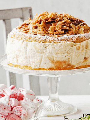 Raparperijuustokakku ja mantelikrokantti on rapsahtava herkku. Kuva: <span class="photographer">Arto Vuohelainen.</span>