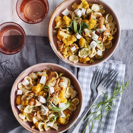 Herkullinen kantarellipasta on viimeistelty fetalla ja tuoreella rakuunalla. 