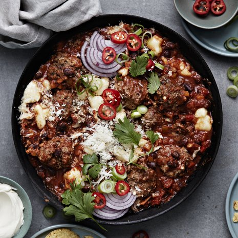 Jauhelihasta voi pyöräyttää vaikka lihapullat papukastikkeessa chili con carnen aineksilla.