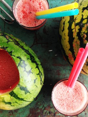 Valmiista smoothiesta voi tehdä drinkin sujauttamalla mukaan hömpsyn rommia tai vodkaa