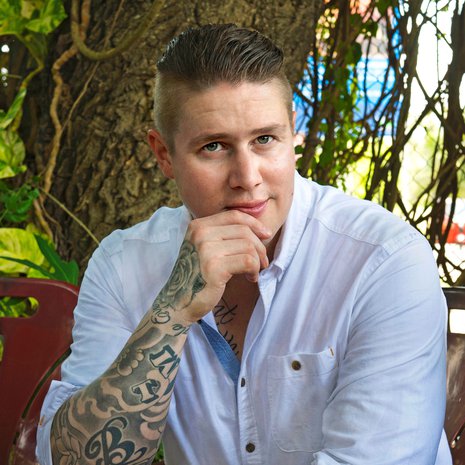 Tomi Björck uskaltautuu samaan keittiöön katastrofikokkien kanssa. Kuva: <span class="photographer">Martina Woodson.</span>