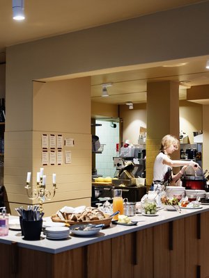 Kruununhaan Korttelikahvilan paikalla toimi aiemmin ruokakauppa Anton & Anton. 