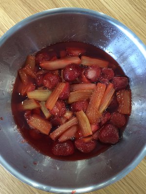 Uunissa paahdettujen mansikoiden rakenne muuttuu hillomaiseksi.