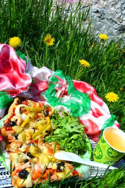 Pizza joka maistuu makujen vivahteiltaan yhtä kevyeltä kuin kesätuuli ilmassa