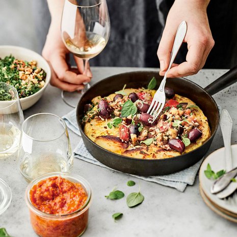 Perunatortilla tarjotaan lämpimän munakoisosalaatin ja romescokastikkeen kanssa. Viinisuositukset ja linkin reseptiin löydät jutun lopusta.