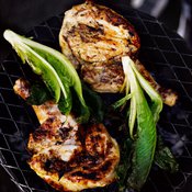Broileri kannattaa grillata luineen, niin se pysyy mehevänä. Kuva: <span class="photographer">Sami Repo.</span>