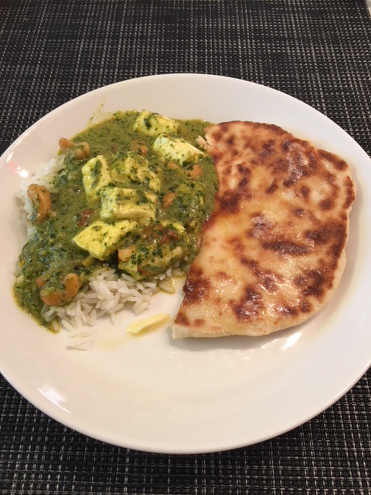 Palak paneer sekä naan leipä