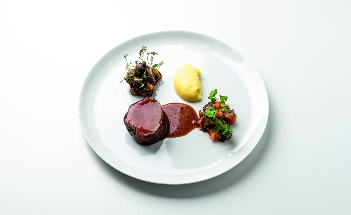 Vaivannäkö ruoanlaitossa palkitaan. Bocuse d'Or -tähtikokkien ohjeilla loihdit gourmeeta lautaselle. Kuva Santeri Stenvall, lautanen E. Ahlström.