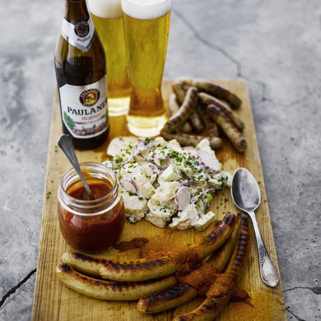 Mehevä perunasalaatti, kuuma grillimakkara ja kylmä olut. Ah!