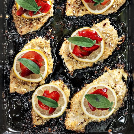 Leikkeet paneroidaan kukkakaalilla huippukokin oppien mukaisesti. Kuva: Lauri Mannermaa.