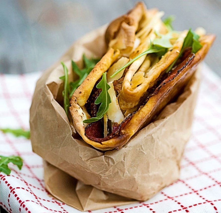 Texmex-hyllyn tortillalettunen muuttuu helposti pizza-wrapin kuoreksi. Kuva: <span class="photographer">Pia Inberg.</span>