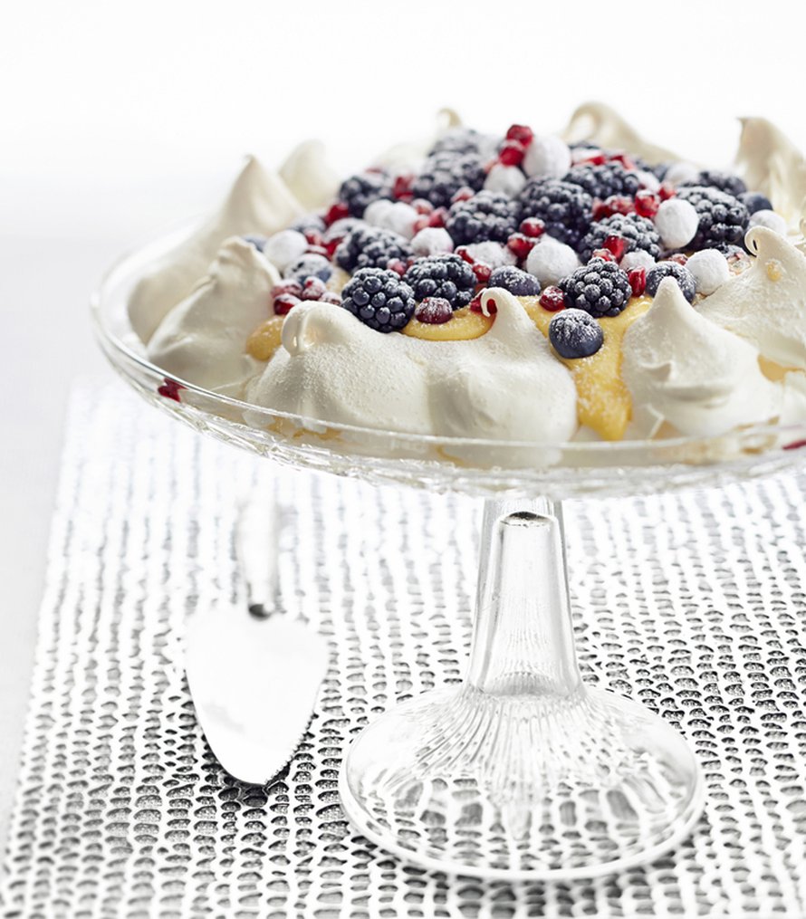 Pavlova on kevään valmistujaispöydän kuningatar - myös keliakiavieraille.
