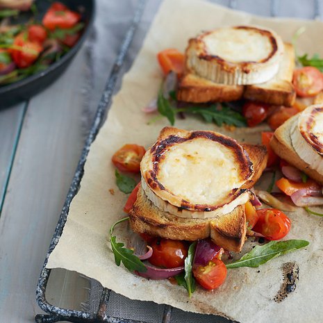 Vuohenjuustoleipä lämpenee sillä aikaa, kun paistat vihanneshöystön. Kuva: <span class="photographer">Anna Huovinen.</span>