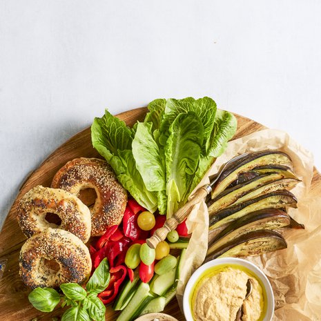 Bagelitarjottimella voi olla vaikkapa pehmeää vuohenjuustoa, hummusta, pannulla paahdettuja munakoisoviipaleita sekä tuoretta kurkkua, tomaattia ja paprikaa.