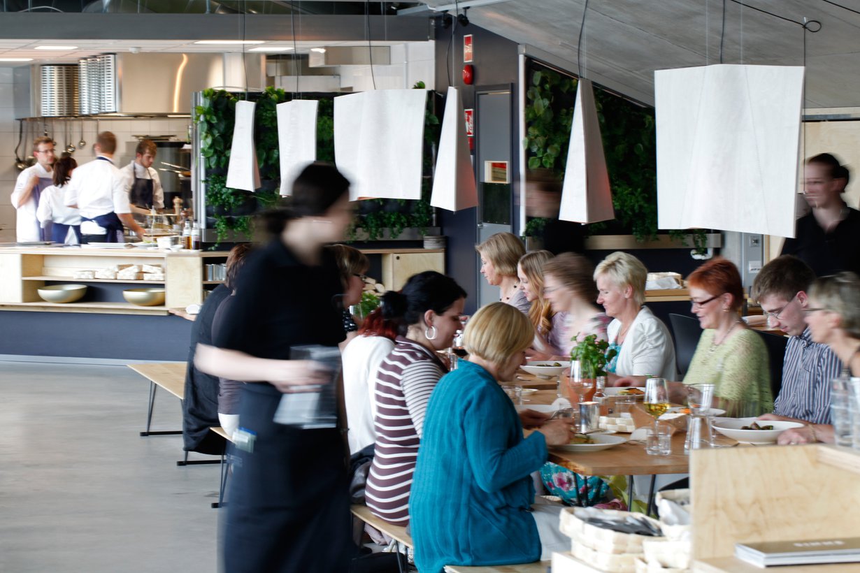 Helsingissä ei ole vielä liikaa bistroja, joihin sopii monta sukupolvea sulassa sovussa pitkän pöydän ääreen.
