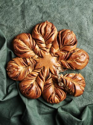 Tähden muotoon leivottuun joululeipään ytyä tuovat kumina, fenkolinsiemen, pomeranssi ja mallas.