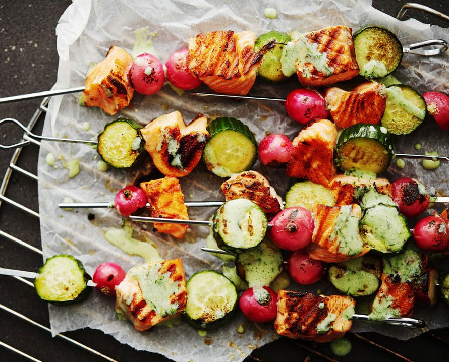 Kuka haluaisi kokata sisällä, jos ulkokokkauksen tuloksena on grillin raidoittamaa ruokaa? Kuva: <span class="photographer">Panu Pälviä.</span>