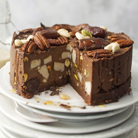 Rocky road -raakakakku ei ulkonäössä häviä tavalliselle kakulle. Kuva: <span class="photographer">Arto Vuohelainen</span>